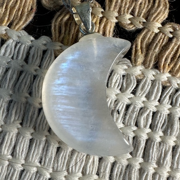 Blue Flash Moon Shaped Moonstone Pendant Necklace on Silver 925 Box Chain - Picture 11 of 14